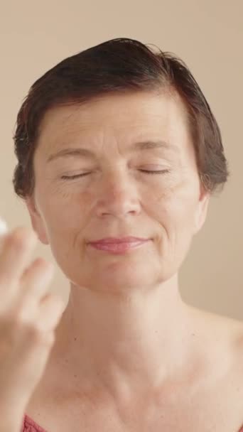 코카서스 성숙한 아름다운 깨끗한 피부에 상쾌한 마이크로 토너를 얼굴을 화장품 — 비디오