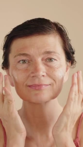 Mulher Adulta Madura Aplicando Hidratante Restaurando Elasticidade Pele Belo Retrato — Vídeo de Stock