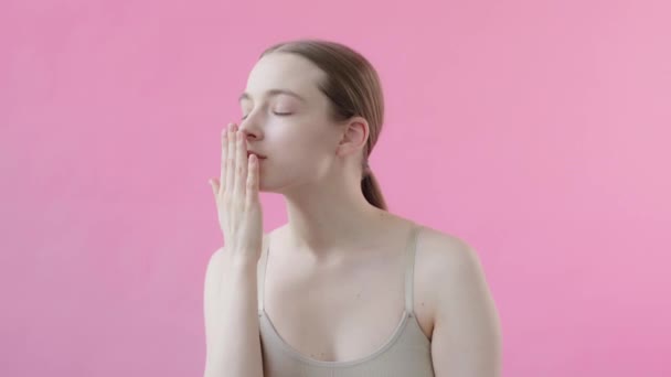 Ung Attraktiv Dame Erne Lugte Hendes Hænder Efter Påføring Fløde – Stock-video