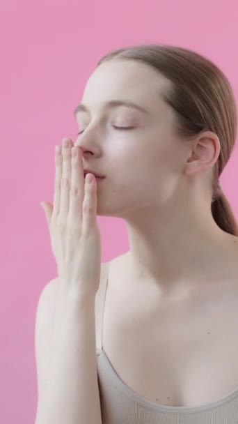 Jeune Femme Séduisante 20S Sentant Les Mains Après Application Crème — Video