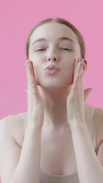 Bella Signorina Con Pelle Perfetta Sfondo Rosa Sorride Posa Invia — Video Stock