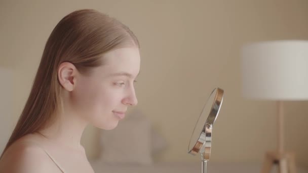 Tatmin Olmuş Çekici Genç Bayan Yansıma Aynasına Bakar Kozmetik Ürününün — Stok video