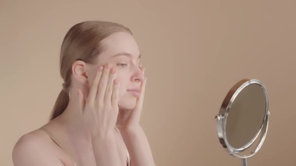 かわいい若い女性20代は 化粧を取り除き 顔の肌をきれいにするために顔のクレンジングフォームを使用しています 美しさのルーチン 毎日の化粧品の顔のスキンケア製品のための広告 — ストック動画