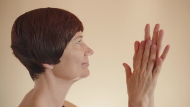 Mulher Meia Idade Branca Aplicando Creme Mão Pele Distribuindo Com — Vídeo de Stock