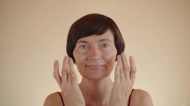 Hautpflege Glücklich Lächelnde Reife Frau Mittleren Alters Die Creme Aufträgt — Stockvideo