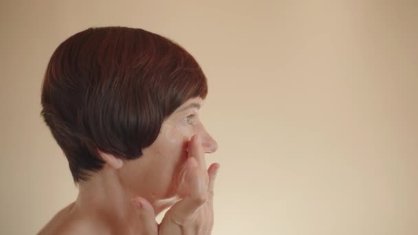 Seitenansicht Ruhige Kaukasische Reife Frau Mittleren Alters Die Feuchtigkeitscreme Ampullencreme — Stockvideo