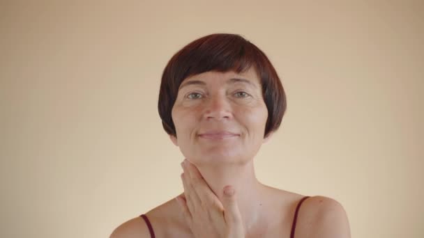 Szczęśliwy Uśmiech Dojrzała Kobieta 50S Pielęgnacja Skóry Szyi Dekolt Portret — Wideo stockowe