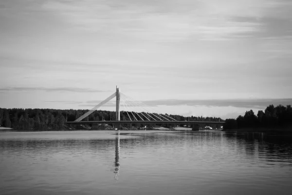 Rovaniemi şehrinde sakin bir köprü manzarası. Kuzeye seyahat, açık hava eğlencesi, kutup dairesi, Laponya 'da turizm. Oduncu mumlu köprü. Ormana yakın bir nehir. Rahatlamak için sessiz bir yer