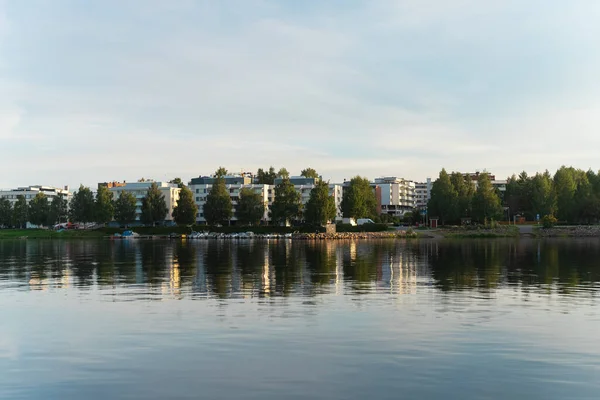 Kuzey Kutbu başkenti. Rovaniemi, Finlandiya 'da bir şehirdir. Finlandiya 'nın kuzeyindeki Laponya eyaletinin idari başkenti ve ticaret merkezidir. Suomi. Kuzeye git.. 