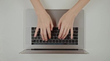 Genç bir kadının üst görüntüsü dizüstü bilgisayarda ya da klavyede çalışırken yapay zeka, yapay zeka, araştırma gibi bir web tarayıcısında sörf yapan bir yapay zeka ağına arama sorgusu göndermekle meşgul.