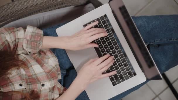 Κορυφαία Προβολή Νεαρή Γυναίκα Κάθεται Ένα Φορητό Υπολογιστή Χέρια Μιας — Αρχείο Βίντεο