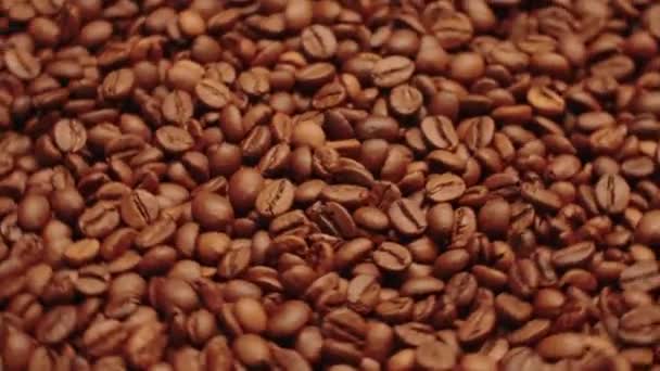 ローストコーヒー豆スピニング トップビュー 忘れられない飲み物の準備のためのコーヒー豆 カフェインの源 スペースのコピー カフェやコーヒーショップの広告の背景 — ストック動画