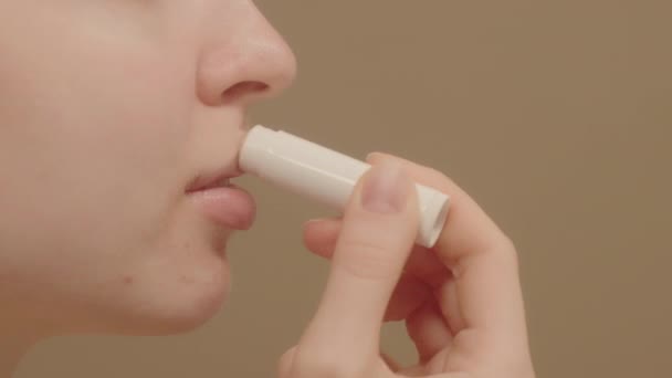 Junge Frau Aus Extremer Nahaufnahme Die Lippenbalsam Aufträgt Und Eine — Stockvideo