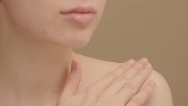 Nahaufnahme Schöne Unkenntlich Nackte Sinnliche Junge Frau Setzen Feuchtigkeitsspendende Creme — Stockvideo