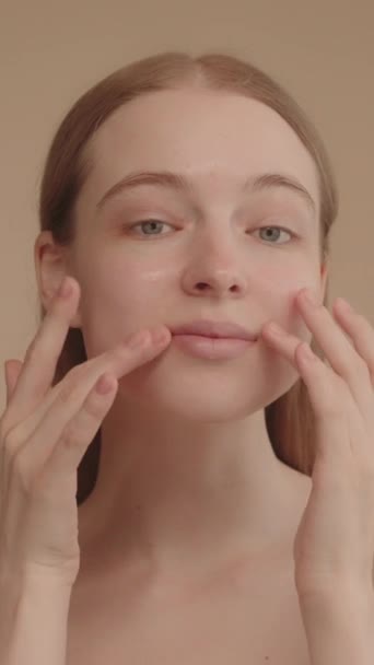 Junge Attraktive Frau Massiert Sanft Gesicht Prävention Von Hautalterung Und — Stockvideo