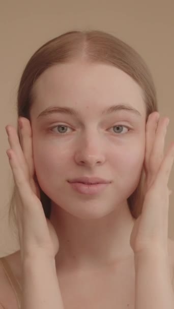 Proces Stosowania Produktu Kosmetycznego Młoda Dama Patrząca Kamerę Ciesząca Się — Wideo stockowe