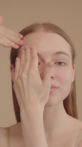 Jeune Femme Confiante Appliquant Doucement Sérum Facial Tonique Avec Des — Video