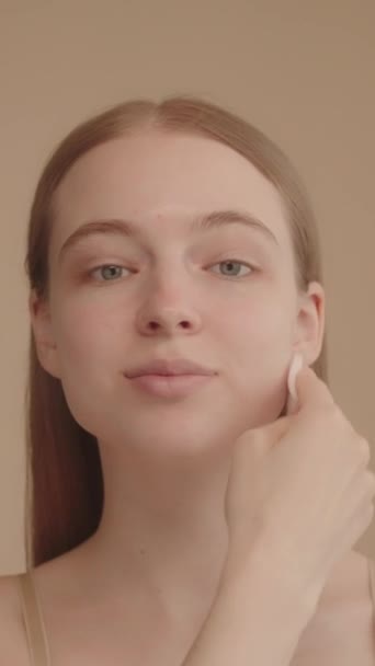 Die Junge Frau Trägt Ein Gesichtspeeling Mit Einem Wattepad Auf — Stockvideo