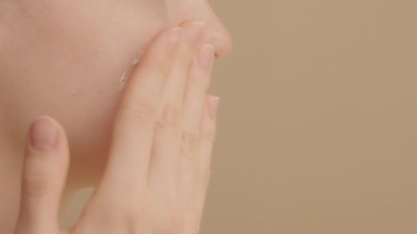 Extreme Nahaufnahme Junge Frau Die Feuchtigkeitscreme Aufträgt Make Foundation Morgenpflege — Stockvideo