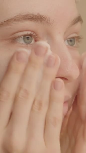Trzy Czwarte Portretu Atrakcyjnej Młodej Kobiety Myje Twarz Pianką Mycia — Wideo stockowe