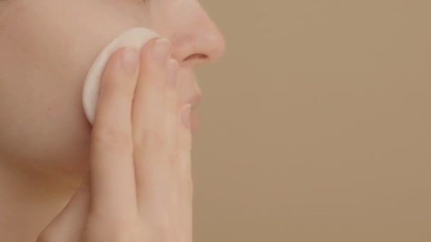 패드를 Exfoliant를 인식할 여자의 얼굴의 클로즈업 매일의 Skincare 화장품 — 비디오