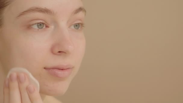 Três Quartos Retrato Mulher Jovem Atraente Aplicando Maquiagem Removendo Água — Vídeo de Stock