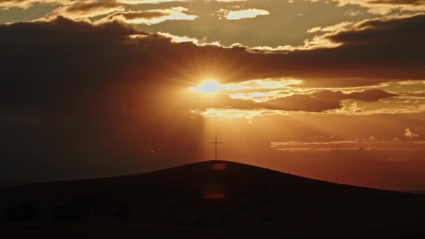 复活节 耶稣基督的复活 基督教信仰的象征 在阳光下在山上交叉 交叉口的电影轮廓 阳光的镜片里闪烁着光芒 — 图库视频影像