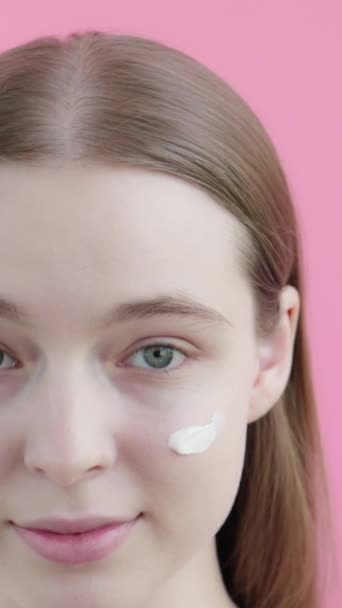 Güneş Kremi Reklamcılığı Konsepti Soyutlanmış Pembe Arka Planda Genç Sevimli — Stok video