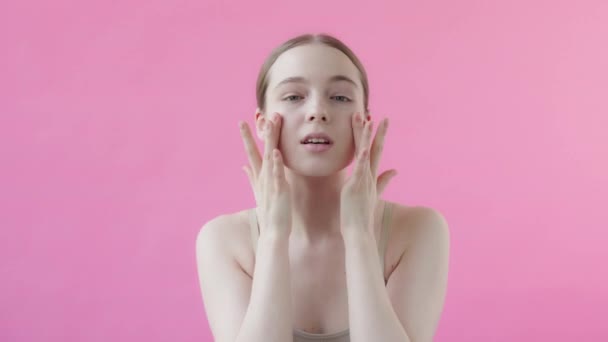 Молода Дівчина Модель Ідеальною Гладкою Шкірою Дивлячись Камеру Застосовує Проти — стокове відео