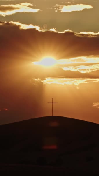Великдень Воскресіння Христа Символ Християнської Віри Хрест Пагорбі Сонячному Світлі — стокове відео