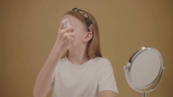 Menina Adolescente Bonita Segurando Frasco Pulverizando Spray Facial Toner Hidratante — Vídeo de Stock