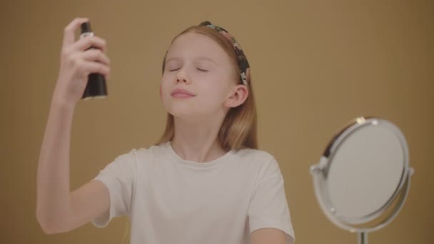 Hezká Puberťačka Postřikující Obličejový Sprej Nebo Zklidňující Hydratační Toner Proces — Stock video