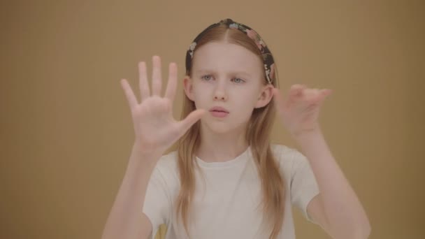 Komik Arkadaş Canlısı Genç Kız Bir Soru Karşısında Şaşırmış Parmağını — Stok video