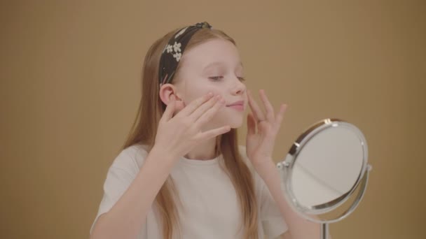 Menina Jovem Agradável Colocando Creme Facial Menina Loira Bonito Olha — Vídeo de Stock