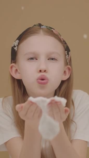 Menina Adolescente Caucasiana Feliz Sopra Bolhas Sabão Espumosas Direção Câmera — Vídeo de Stock