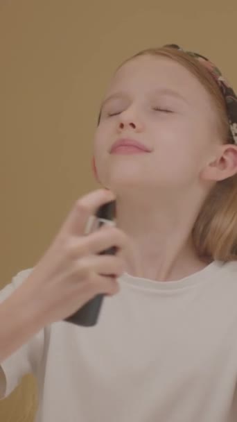 Menina Adolescente Bonita Pulverizando Spray Facial Toner Hidratante Calmante Processo — Vídeo de Stock