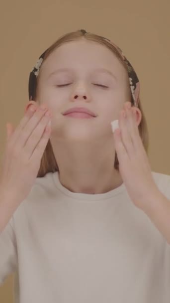 Menina Adolescente Branca Bonito Aplicando Espuma Lavagem Rosto Para Suas — Vídeo de Stock