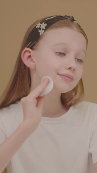 Menina Adolescente Bonito Usando Almofada Algodão Para Limpar Hidratar Rosto — Vídeo de Stock