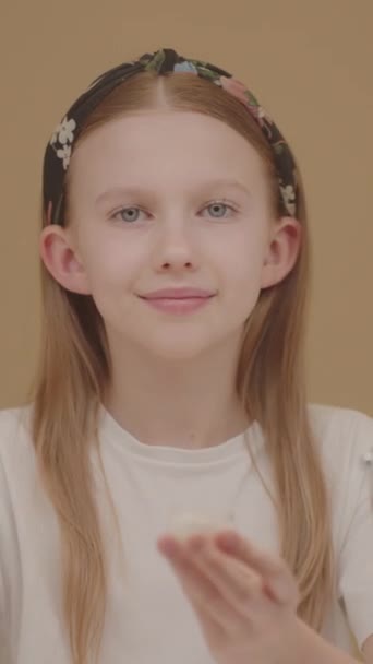 Αστεία Έφηβη Που Βάζει Κρέμα Προσώπου Όμορφη Ξανθιά Κοπέλα Κοιτάζοντας — Αρχείο Βίντεο