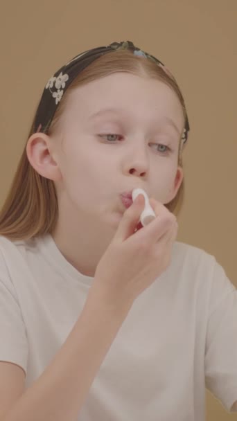 Menina Adolescente Muito Branca Aplicando Bálsamo Labial Menina Loira Bonita — Vídeo de Stock
