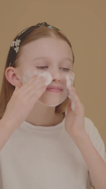 Ευτυχής Καυκάσιος Έφηβος Κορίτσι Χαρωπά Εφαρμόζει Αφρό Πλυσίματος Στα Μάγουλά — Αρχείο Βίντεο