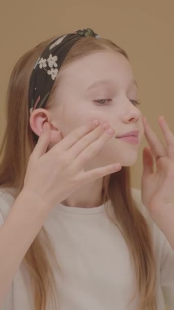 Menina Jovem Agradável Colocando Creme Facial Menina Loira Bonito Olha — Vídeo de Stock