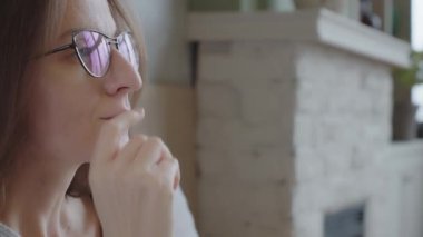 Sıkılmış ya da sıkılmış beyaz bir kadın gözlüğünü çıkartıyor ve depresyona giriyor. Duygusuz, aşırı çalışan kadın evde tek başına oturuyor, telefonda oturduktan sonra göz yorgunluğu, baş ağrısı, görsel yorgunluk hissediyor.