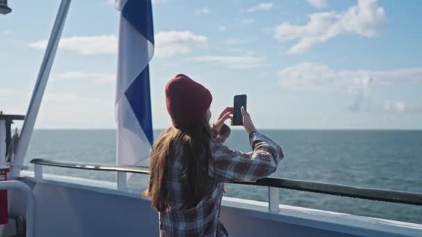 Frau Die Auf Einem Kreuzfahrtschiff Segelt Mädchen Die Auf Einem — Stockvideo