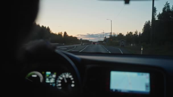 Koncepcja Letniej Wycieczki Widok Samochodu Turysta Jadący Malowniczą Asfaltową Drogą — Wideo stockowe