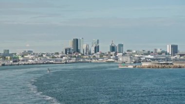 Yaz sabahı feribottan Estonya 'nın güzel ve modern şehri Tallinn' e. Yavaş çekim videosu. Avrupa 'nın Silikon Vadisi. Baltık Denizi ülkeleri. Seyahat turizmi. İlkbahar