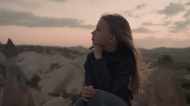 Kafkasyalı genç kız gün batımında yalnız başına oturuyor. Ailesiyle kavga ettikten sonra başka tarafa bakıyor, sakinleşiyor. Ergenlik dönemi, okul zorbalığı. Ergenlik sorunları, sosyal sorunlar.