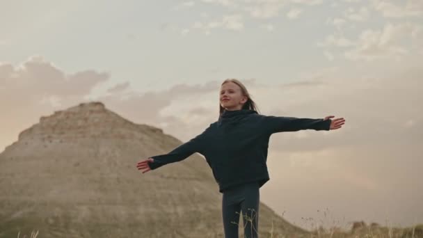 Gadis Cantik Remaja Berdiri Sendirian Lapangan Dengan Tangan Terangkat Seperti — Stok Video