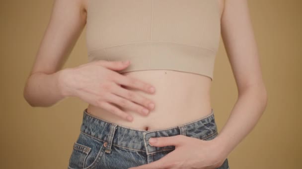 Giovane Donna Malata Preoccupata Dolore Allo Stomaco Sintomo Gastrite Affetta — Video Stock
