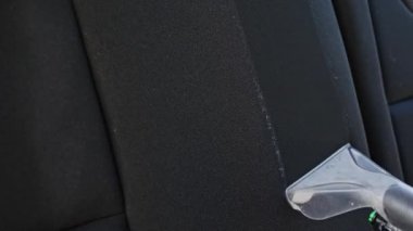 Profesyonel araba temizliği. Yıkanan ıslak süpürge arkasında temiz bir iz bırakarak toprak ve köpük çizer. Kuru temizleme ve arabanın içini temizleme. Araba koltuğu temizliği. Reklam Biçimi Görüntüsü